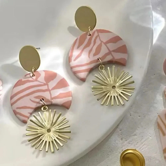 Soleil Blush Star Earrings - Picture 3 of 11